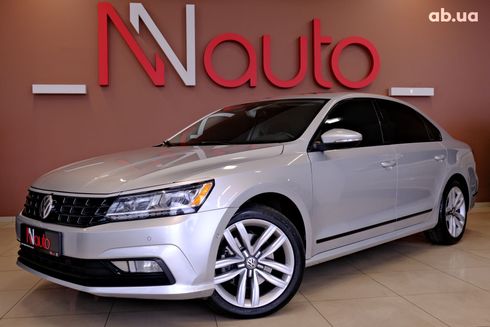 Volkswagen Passat 2017 серебристый - фото 2