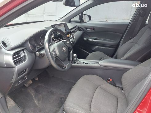 Toyota C-HR 2018 вишневый - фото 5