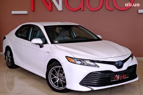 Toyota Camry 2019 белый - фото 4