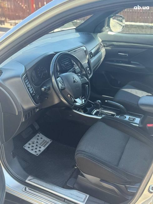 Mitsubishi Outlander 2018 серебристый - фото 5