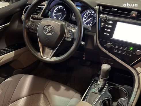 Toyota Camry 2018 серый - фото 17