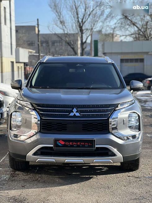 Mitsubishi Outlander 2023 - фото 3