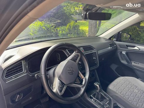 Volkswagen Tiguan 2021 серый - фото 18