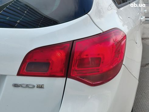 Opel Astra 2012 белый - фото 7