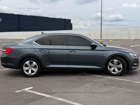 Skoda Superb 2019 серый - фото 10