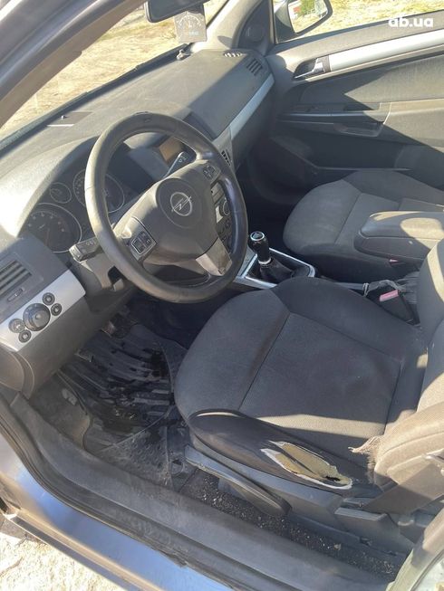 Opel Astra 2005 серебристый - фото 4