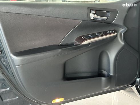 Toyota Camry 2015 серый - фото 11