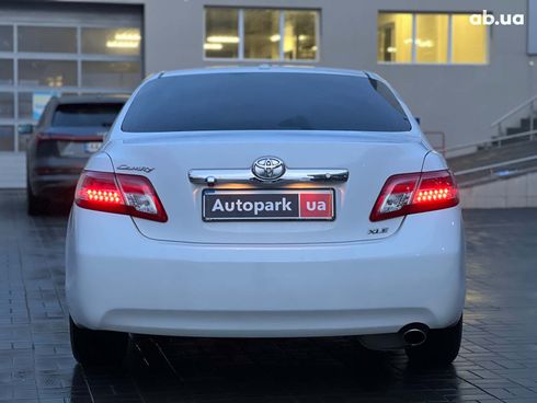 Toyota Camry 2010 белый - фото 24