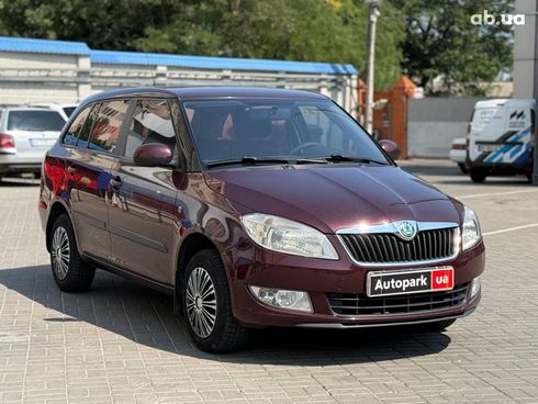 Skoda Fabia 2011 красный - фото 3