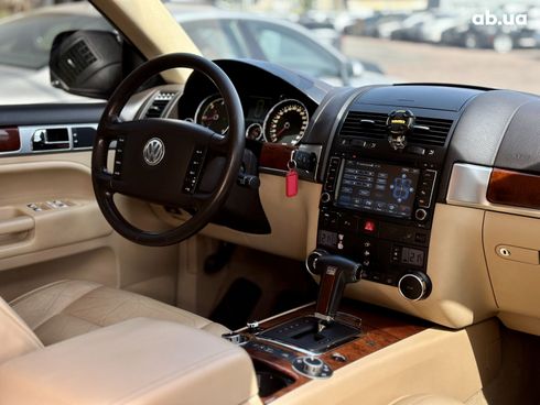 Volkswagen Touareg 2004 черный - фото 17