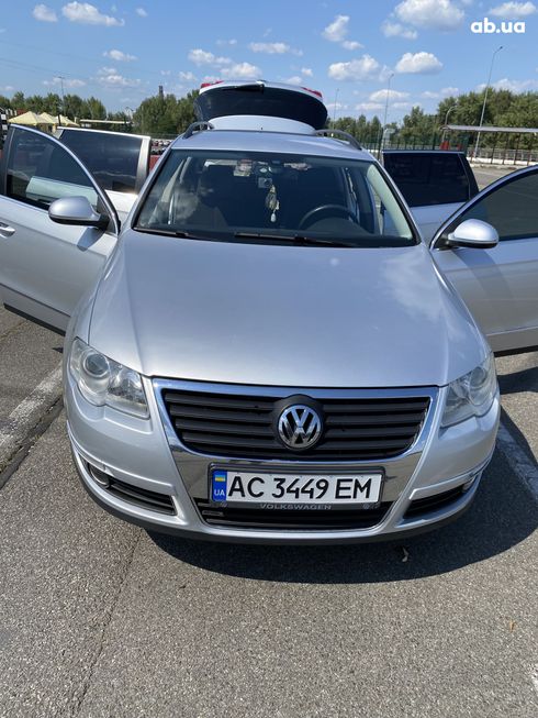 Volkswagen Passat 2009 серебристый - фото 2