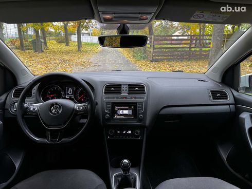 Volkswagen Polo 2015 белый - фото 25