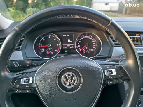 Volkswagen Passat 2018 серый - фото 9