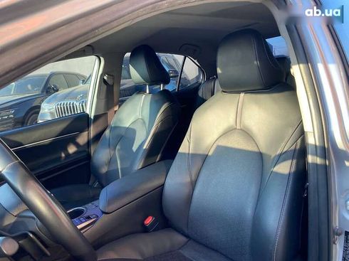 Toyota Camry 2022 - фото 20