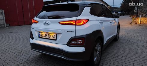 Hyundai Kona Electric 2021 белый - фото 5