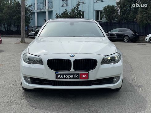 BMW 5 серия 2012 белый - фото 2