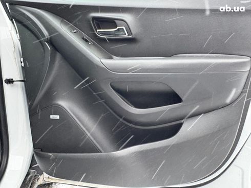 Chevrolet Trax 2016 белый - фото 26