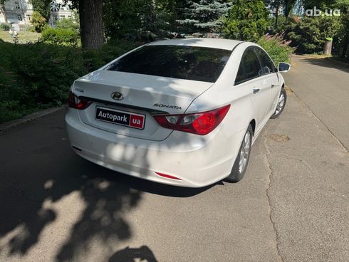 Hyundai Sonata 2011 белый - фото 6