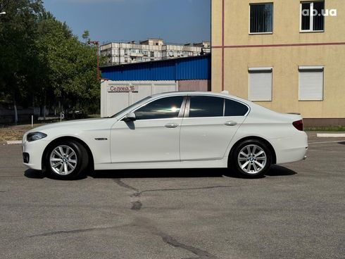 BMW 5 серия 2015 белый - фото 2