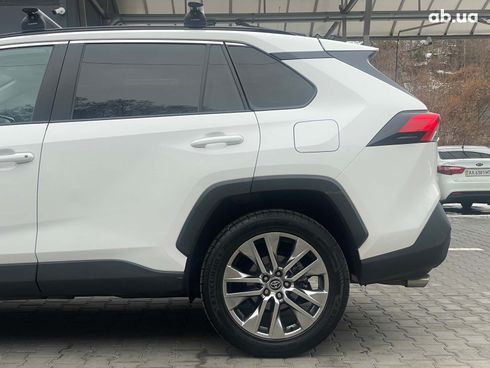 Toyota RAV4 2019 белый - фото 16