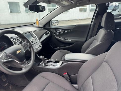 Chevrolet Malibu 2018 белый - фото 17