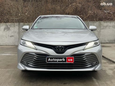 Toyota Camry 2018 серый - фото 2