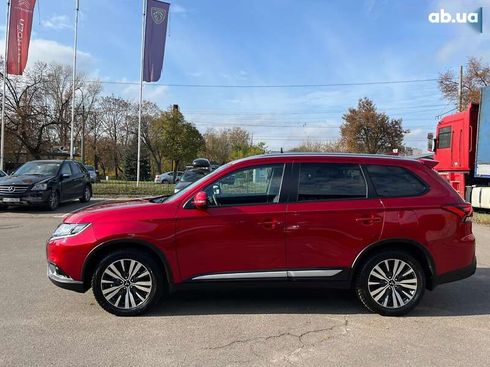 Mitsubishi Outlander 2021 - фото 6