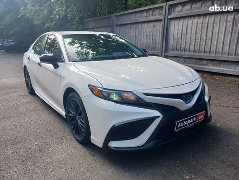 Toyota Camry 2021 белый - фото 3