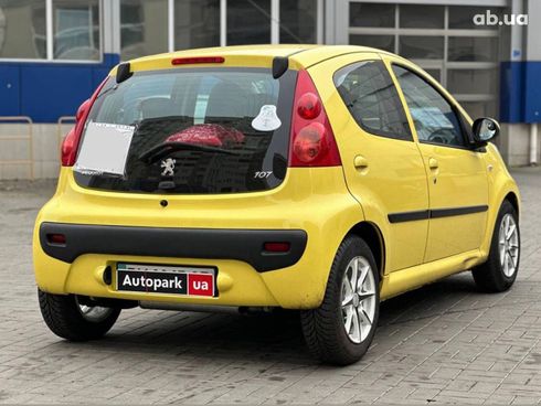 Peugeot 107 2011 желтый - фото 18