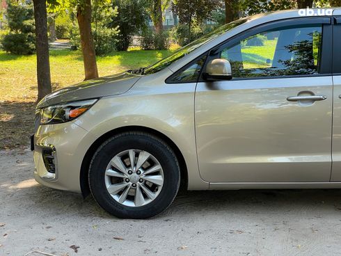 Kia Sedona 2016 бежевый - фото 16