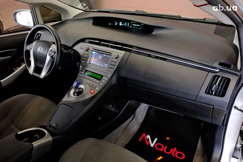 Toyota Prius 2016 серебристый - фото 5