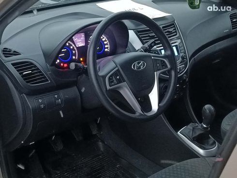 Hyundai Accent 2012 бежевый - фото 9