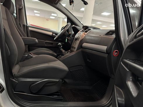 Opel Zafira 2010 серебристый - фото 2