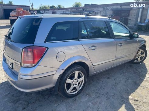 Opel Astra 2005 серебристый - фото 3