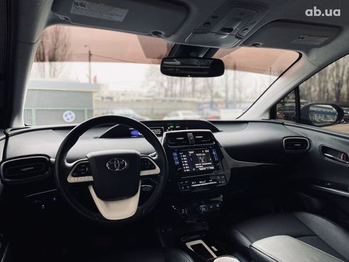 Toyota Prius 2016 черный - фото 16
