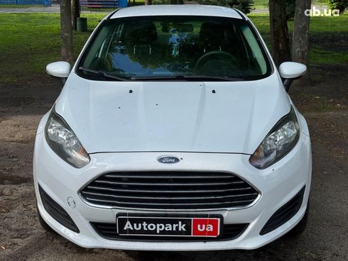 Ford Fiesta 2018 белый - фото 2