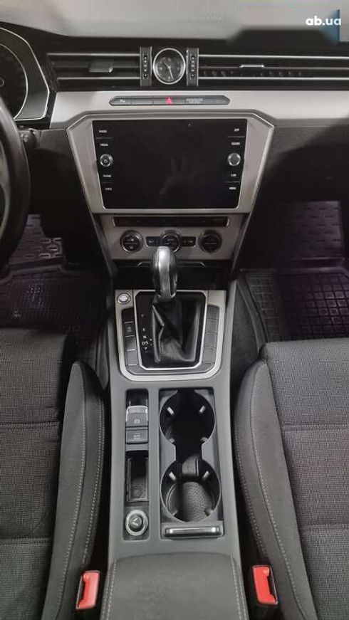 Volkswagen Passat 2019 - фото 8
