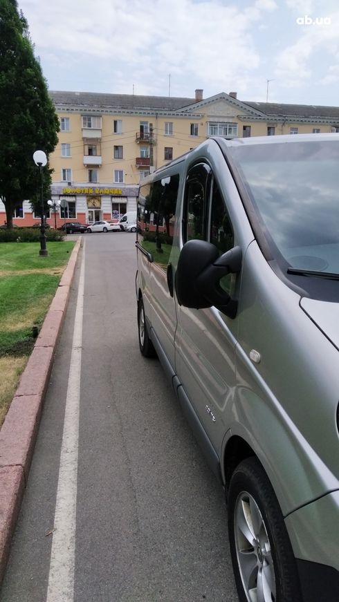 Renault Trafic 2011 серебристый - фото 4