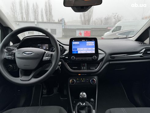 Ford Fiesta 2019 белый - фото 20