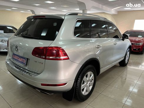 Volkswagen Touareg 2011 серебристый - фото 18