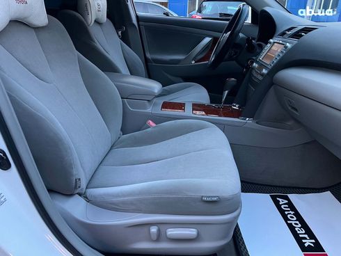 Toyota Camry 2010 белый - фото 64