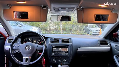 Volkswagen Jetta 2014 красный - фото 15