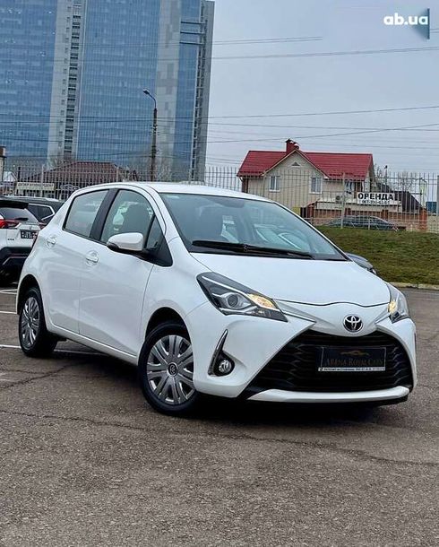 Toyota Yaris 2017 - фото 2