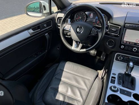 Volkswagen Touareg 2016 белый - фото 19