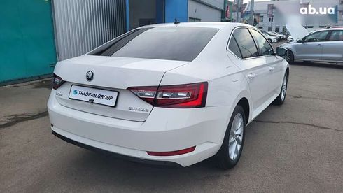 Skoda Superb 2019 - фото 18