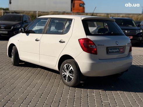 Skoda Fabia 2013 белый - фото 7