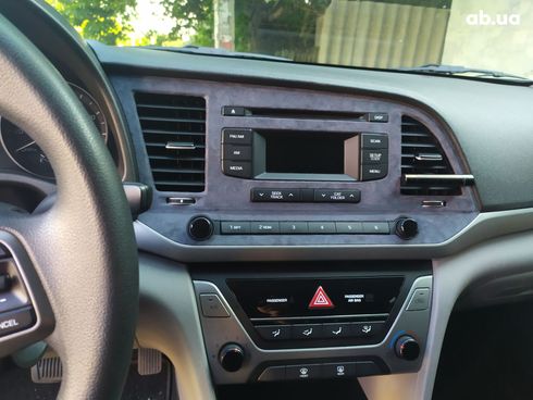 Hyundai Elantra 2016 серебристый - фото 3