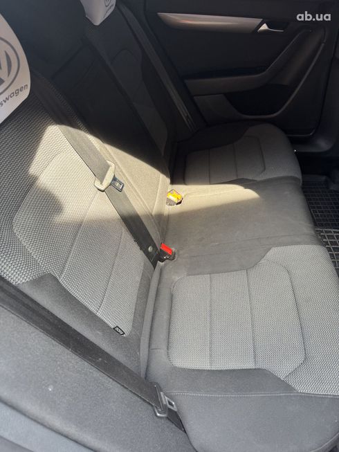 Volkswagen Passat 2015 синий - фото 11