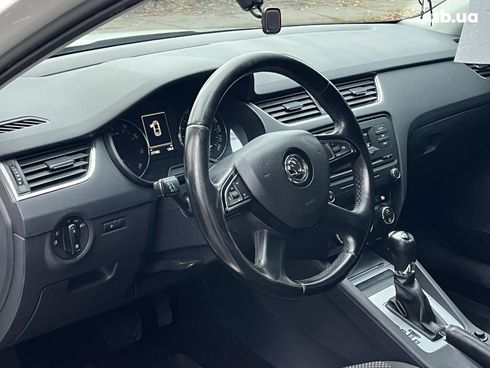 Ford Fiesta 2011 белый - фото 31