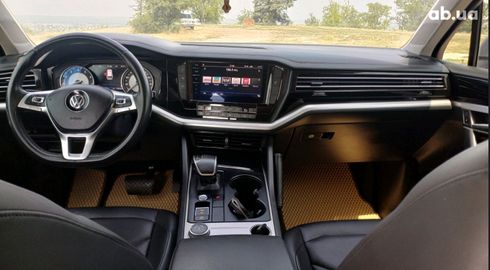 Volkswagen Touareg 2019 серый - фото 13